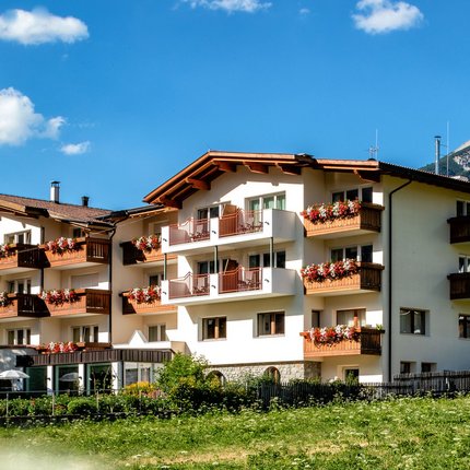 Hotel Fernblick © Alfred Tschager Alpenhaus mit blauen Himmel und Bergen im Hintergrund