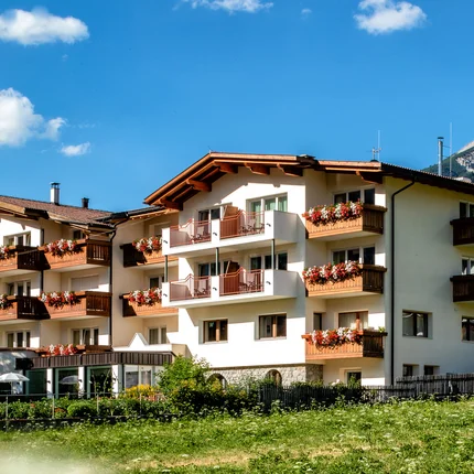 Hotel Fernblick © Alfred Tschager Alpenhaus mit blauen Himmel und Bergen im Hintergrund