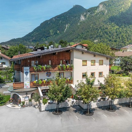 Gasthaus-Hotel Dresch © Isabella Anker Gasthaus vor bewaldetem Berg in sonnigem Tal