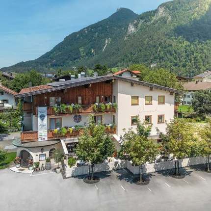Gasthaus-Hotel Dresch © Isabella Anker Gasthaus vor bewaldetem Berg in sonnigem Tal