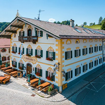 Gasthof Hotel Zur Post Samerberg © Team F8 Traditionelles bayerisches Gasthaus mit Außensitzplätzen und Blumendekoration
