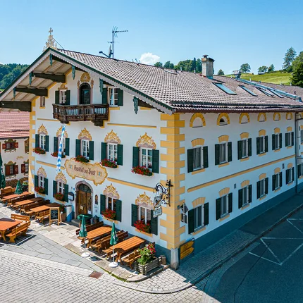 Gasthof Hotel Zur Post Samerberg © Team F8 Traditionelles bayerisches Gasthaus mit Außensitzplätzen und Blumendekoration
