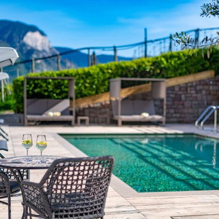 Residence Garni Hotel Vineus © Compusol.it - Mitterer Zublasing Dietmar Pool mit Sitzbereich und zwei Gläsern auf dem Tisch bei sonnigem Wetter