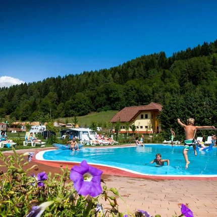 Camping Bella Austria © Camping Bella Austria Kinder springen in einen Pool auf einem Campingplatz in den Bergen