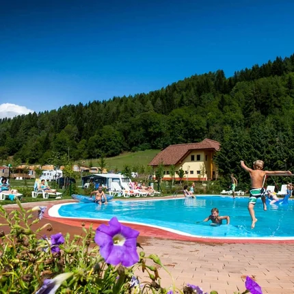 Camping Bella Austria © Camping Bella Austria Kinder springen in einen Pool auf einem Campingplatz in den Bergen
