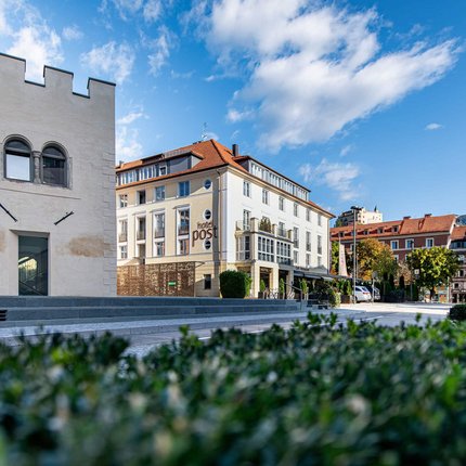 Hotel POST © Auer Lukas Photography Historische Stadt mit altem Turm und Hotel am sonnigen Tag