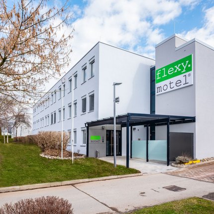 flexy.motel Spielberg © b_smart selection Modernes Flexy Motel Gebäude mit Parkplätzen im Vordergrund