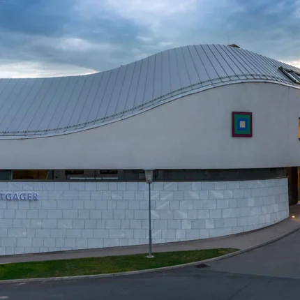 Weingut GAGER © Weingut Gager Moderne Weinberg-Gebäude mit gewelltem Dach bei Sonnenuntergang