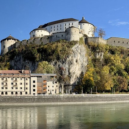 Auracher Löchl © Auracher Löchl Burg auf einem Felsen über dem Fluss mit umliegenden Häusern und Bäumen