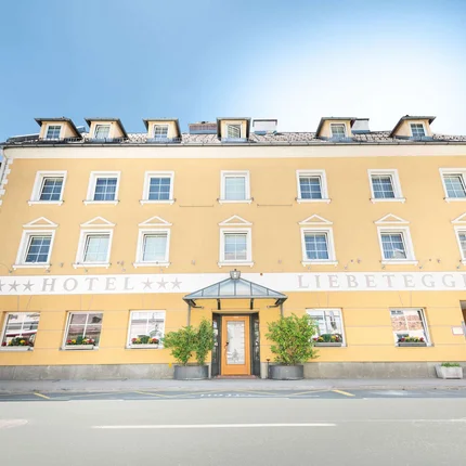 Hotel Liebetegger © Elffotografie Gelbes Hotelgebäude Hotel Liebetegger bei sonnigem Wetter