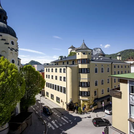 Hotel Andreas Hofer Kufstein © Hotel Andreas Hofer Kufstein Historische Gebäude und grüne Bäume in einer sonnigen Stadt bei blauem Himmel