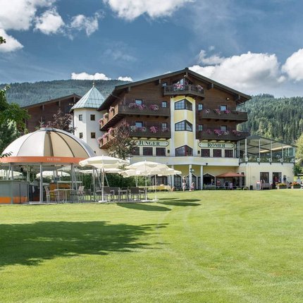 Hotel Zum Jungen Römer © Alexander Maria Lohmann Hotel am golfplatz mit berghügeln im hintergrund