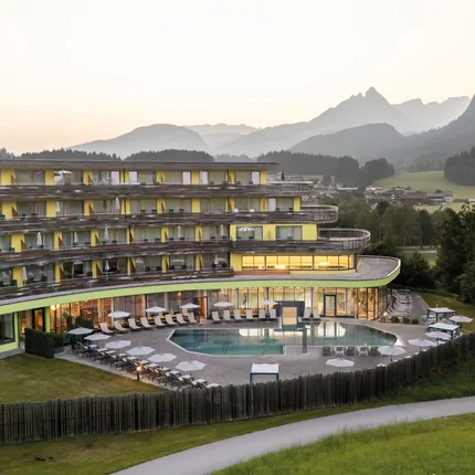 DAS SIEBEN © Alex Gretter Modernes Hotel mit Pool vor Bergkulisse und Wäldern