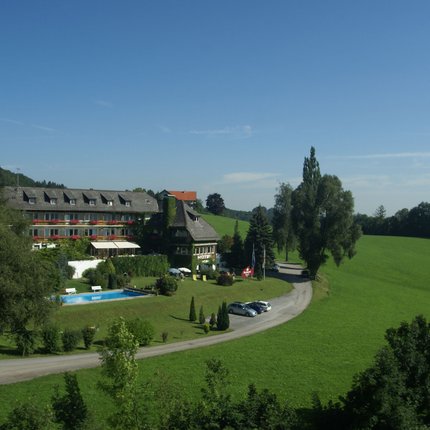 Hotel Walkner © Hotel Walkner Hotel in grüner Landschaft mit Pool und Parkplätzen