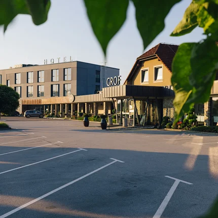 Hotel Grof © Ziga Intihar Leerer Parkplatz vor modernem Hotelgebäude bei Tageslicht