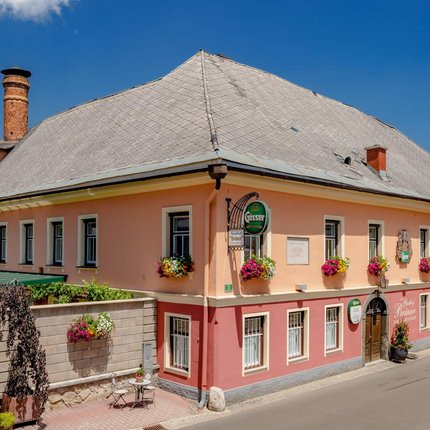 Gasthof Bräuer © Spekner.com Historisches Gasthaus mit Blumendekoration und typisch österreichischer Architektur