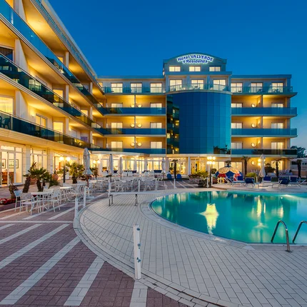 Hotel Valverde © Hotel Valverde Beleuchtetes Hotel mit Außenpool bei Dämmerung