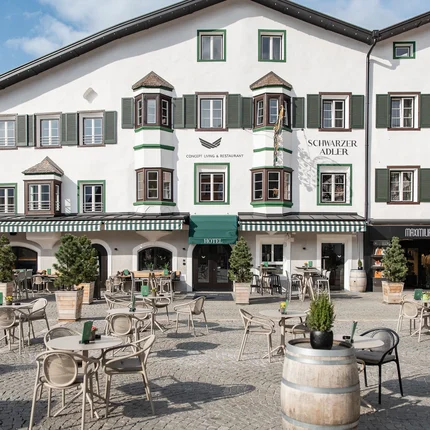 Schwarzer Adler © Schwarzer Adler GmbH Außenansicht des Hotels Schwarzer Adler mit Terrasse und Tischen