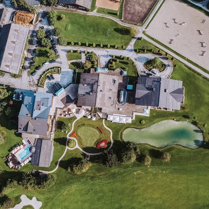 Hotel Gut Weissenhof © Gut Weissenhof Luftaufnahme eines großen Gebäudekomplexes mit Teich und Gartenanlagen