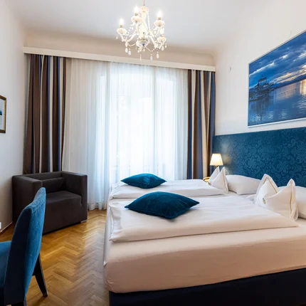 Boutique Hotel Goldenes Lamm © Lifepictures.at Modernes Hotelzimmer mit blauen Akzenten und Doppelbett