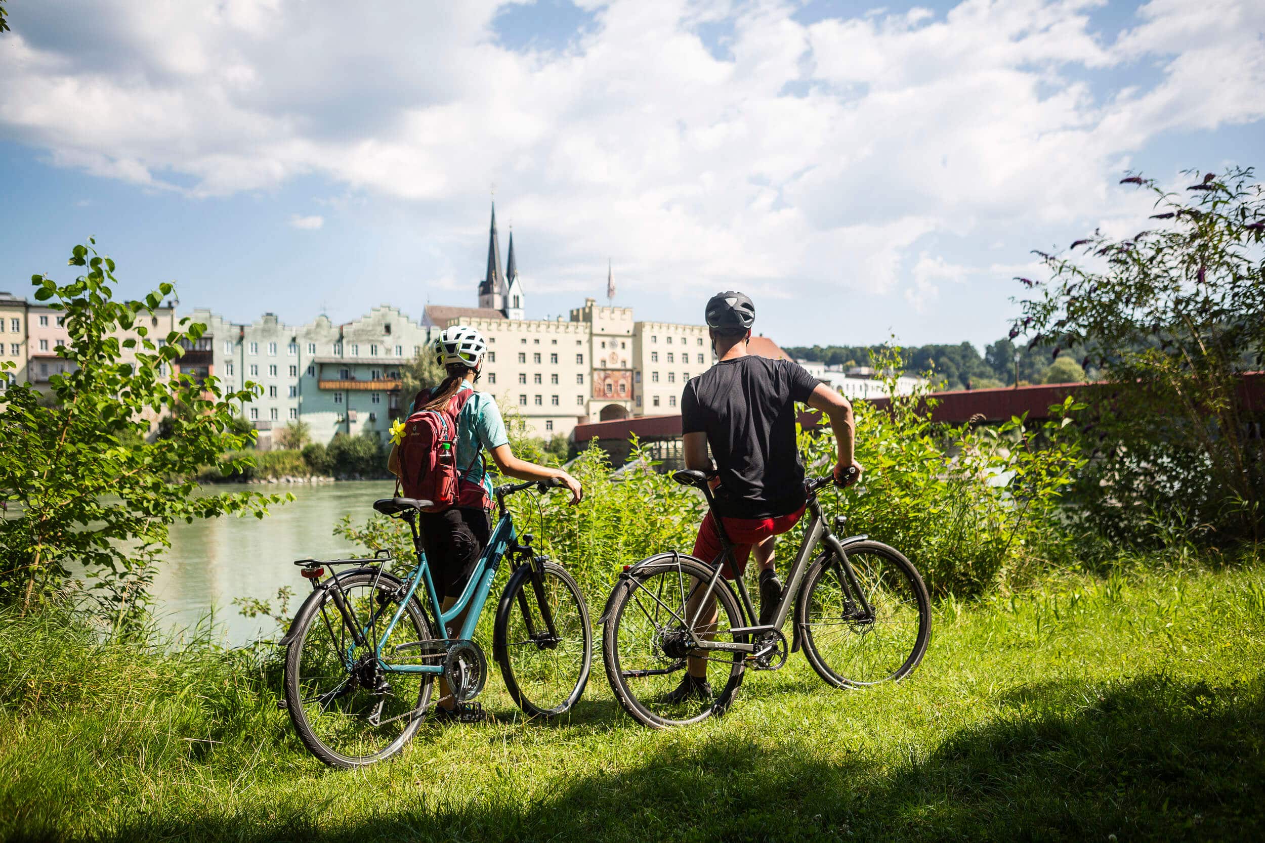 Radfahrer mit Blick auf Wasserburg am Inn © Velontour
