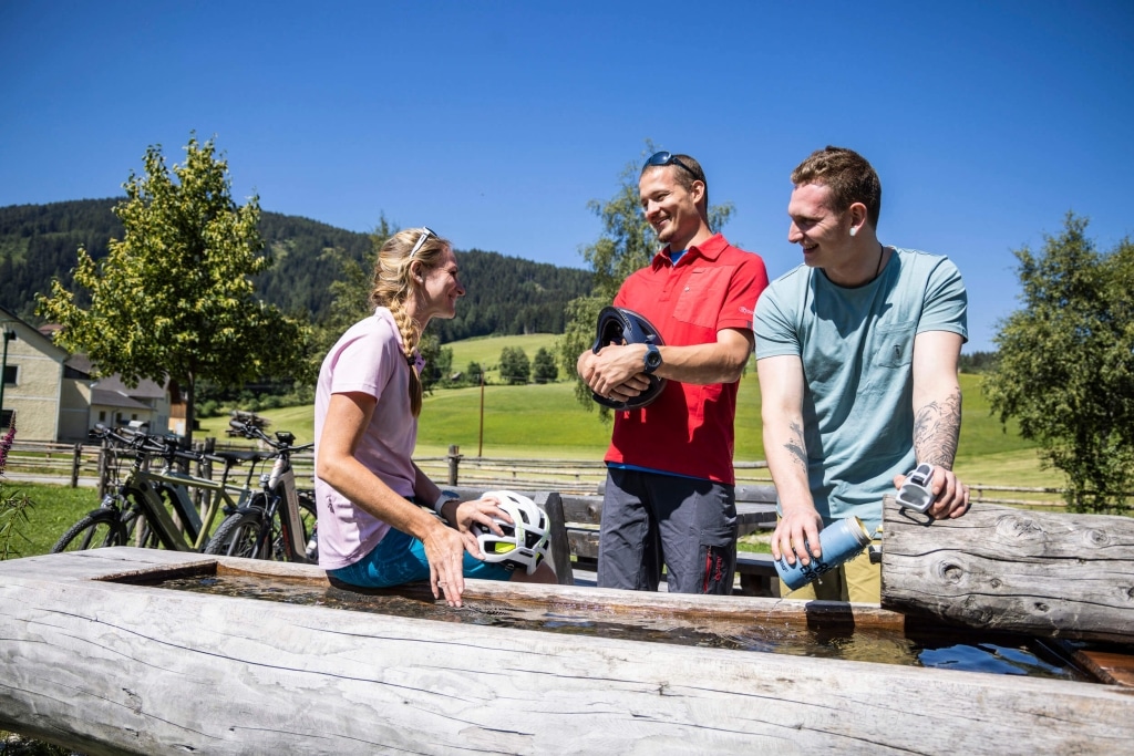 Pause der Radfahrer am Brunnen © Velontour