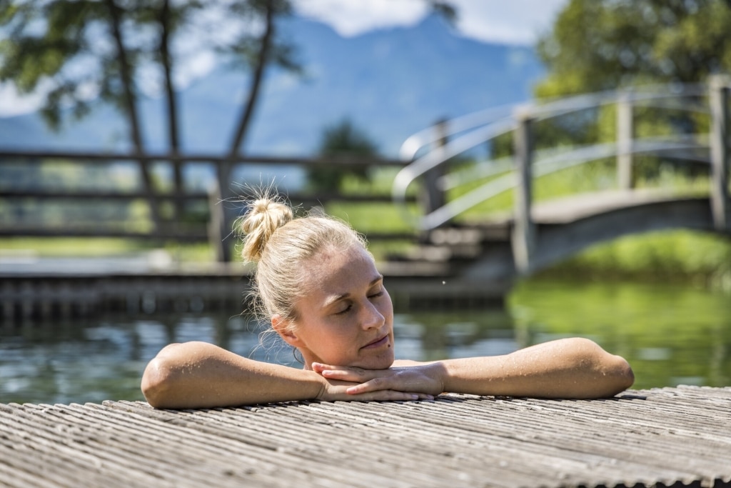 Entspannung im Naturbad © Chiemsee-Alpenland Tourismus, Thomas Kujat